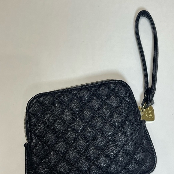 Betsey Johnson Black Quilted Wristlet Pink bow. heart. Pre-owned. - Picture 4 of 6